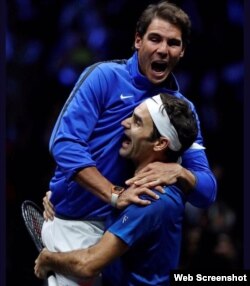 Nadal (i) y Federer(d) celebran el triunfo de Europa sobre El Resto del Mundo en la Copa Laver.
