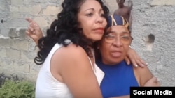 Aimara Nieto Muñoz abraza a su madre, en una imagen tomada en 2017. (Estado de Sats)