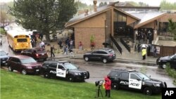 La policía custodia el área cercana a la secundaria STEAM en Denver, Colorado. (David Zalubowski/AP)