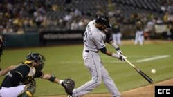 El bateador de los Medias Blancas de Chicago Alexei Ramírez (dcha).