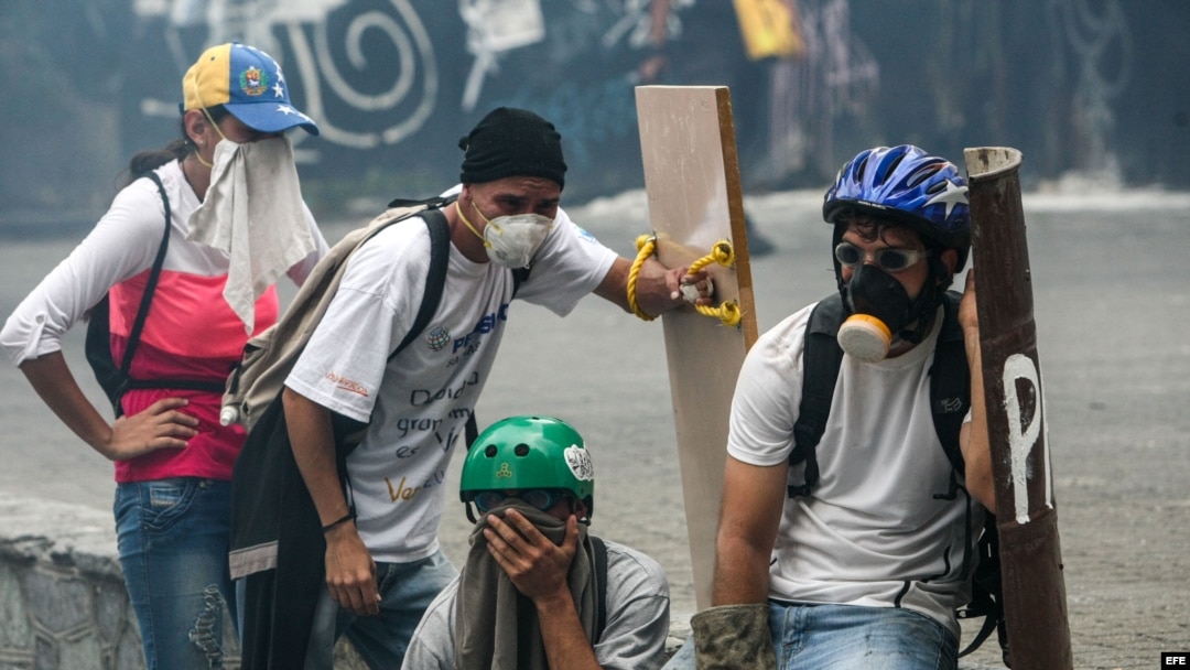 Manifestantes se enfrentan a integrantes de la Guardia Nacional Bolivariana (GNB) en una manifestación el 8 de mayo de 2017, en Caracas (Venezuela). Las marchas opositoras venezolanas que pretendían llegar hoy al centro de Caracas desde varios pun