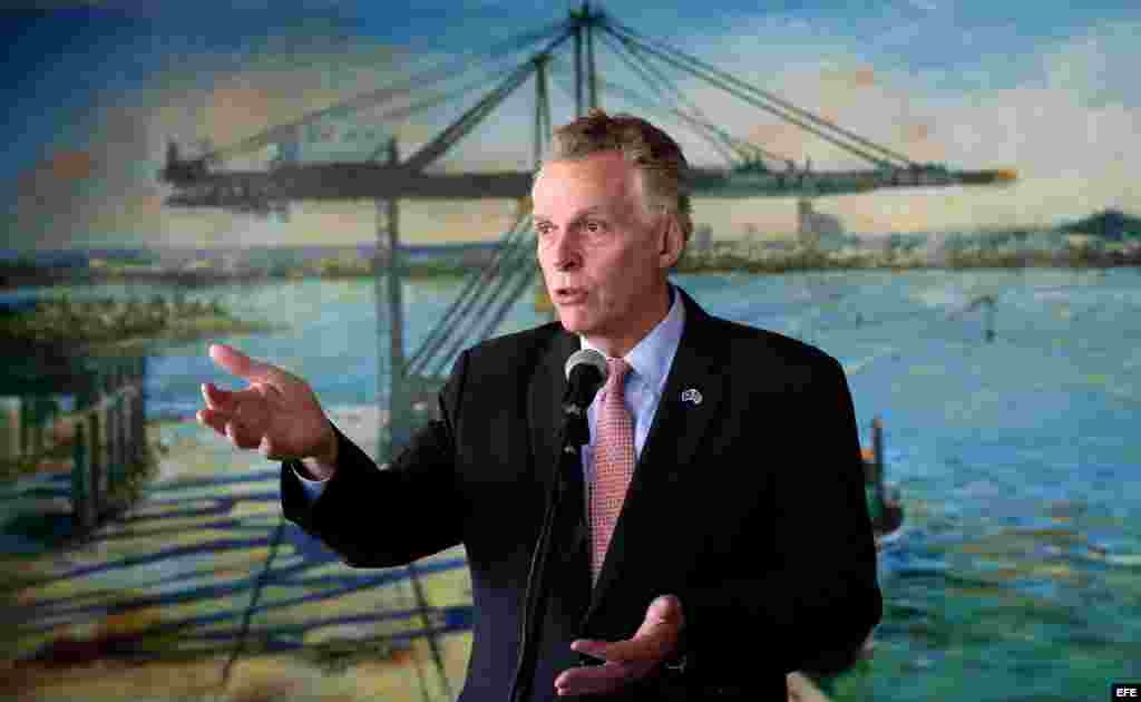 El gobernador del estado de Virginia,Terry McAuliffe, ofrece una rueda de prensa luego de un recorrido por la Terminal de Contenedores del Puerto de Mariel, en Artemisa. EFE 