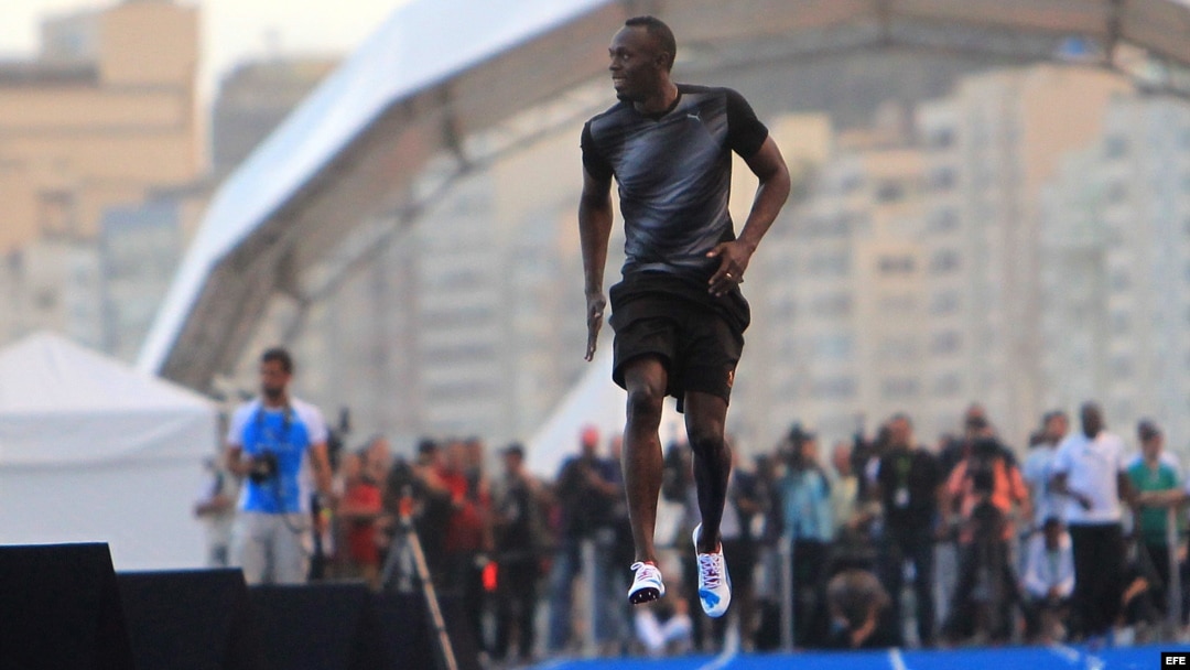 El plusmarquista mundial Usain Bolt en un entrenamiento previo a la competencia llamada "Desafío Mano a Mano", un evento de exhibición en Río de Janeiro.
