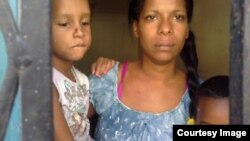 Joana González Mayor junto a dos de sus niños. (Foto: Mario Echevarría)