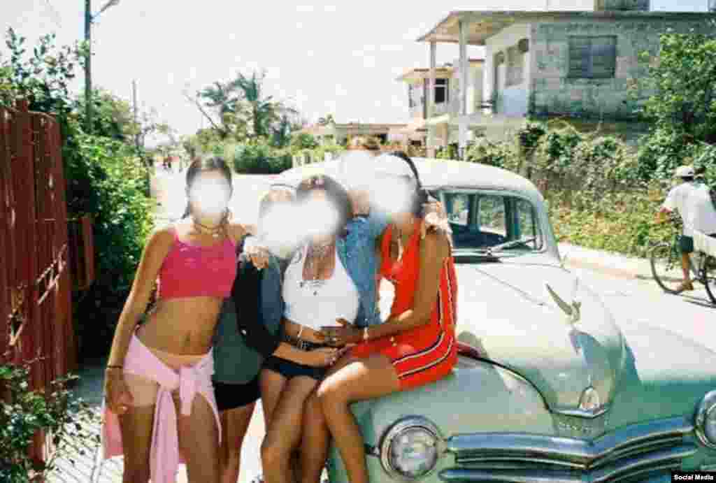 Un grupo de muchachas posa para Cubadave.&nbsp;Strecker asegura que la foto fue tomada en Santa Fe.