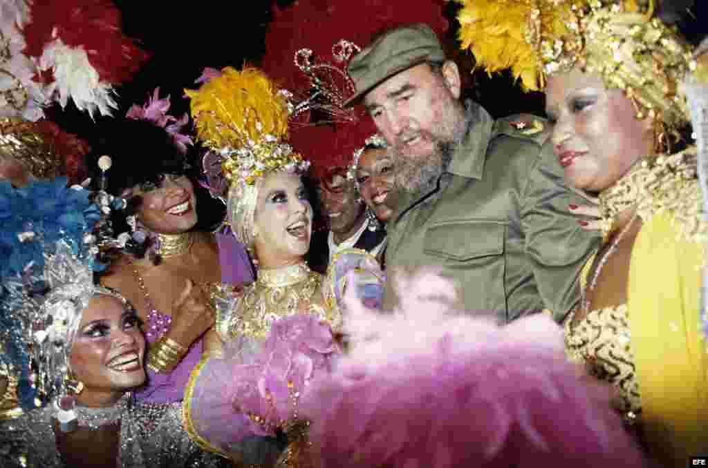 Fidel Castro en el cabaret Tropicana en 1986: Según Sánchez, nueve hijos han quedado de su vida amorosa y de mujeriego.