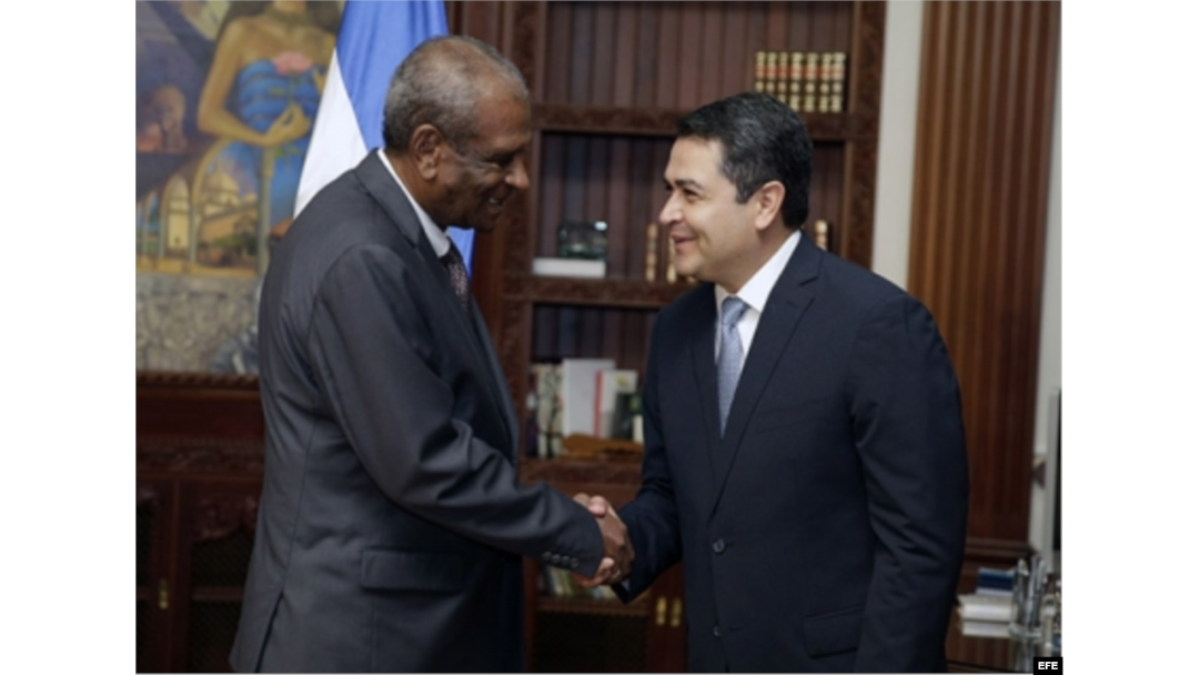 El embajador de Cuba, Sergio Publio Oliva Guerra, habló de las becas ayer, tras presentarse ante el presidente Juan Orlando Hernández.