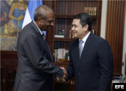 El embajador de Cuba, Sergio Publio Oliva Guerra, habló de las becas ayer, tras presentarse ante el presidente Juan Orlando Hernández.