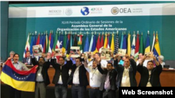 Grupo de venezolanos protesta durante clausura de Asamblea General de la OEA