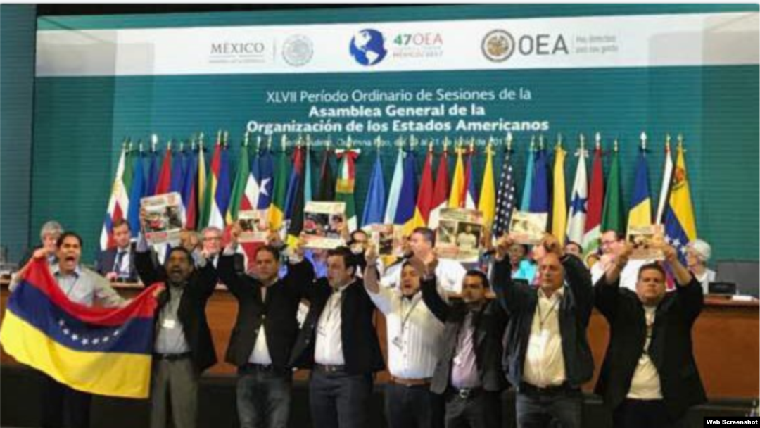 Grupo de venezolanos protesta durante clausura de Asamblea General de la OEA