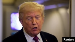 El presidente de EE. UU., Donald Trump, habla con miembros de los medios de comunicación a bordo del Air Force One, en ruta hacia la Base Conjunta Andrews, Maryland, EE. UU., el 17 de abril de 2026. REUTERS/Evan Vucci