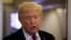 El presidente de EE. UU., Donald Trump, habla con miembros de los medios de comunicación a bordo del Air Force One, en ruta hacia la Base Conjunta Andrews, Maryland, EE. UU., el 17 de abril de 2026. REUTERS/Evan Vucci
