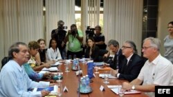 El director general para América del Servicio Europeo de Acción Exterior, Christian Leffler, y el vicecanciller cubano, Abelardo Moreno (d-i), reunidos en La Habana, el 9 de septiembre.