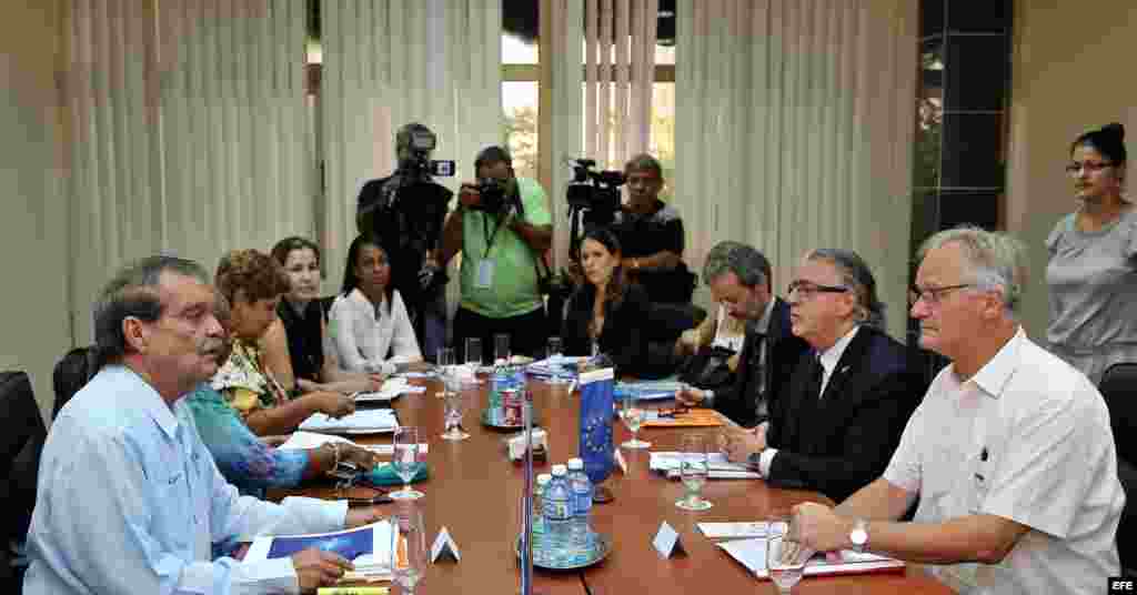 El director general para América del Servicio Europeo de Acción Exterior, Christian Leffle (d), se reúne con el vicecanciller cubano, Abelardo Moreno (i), en la Cancillería cubana, en La Habana (9 de septiembre, 2015).