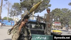 Guardias de seguridad vigilan en una carretera durante la campaña electoral para la segunda ronda de las elecciones presidenciales afganas en Herat (Afganistán) .