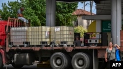 Un camión que transporta recipientes de plástico para combustible está estacionado en una estación de servicio en La Habana el 17 de octubre de 2026.
