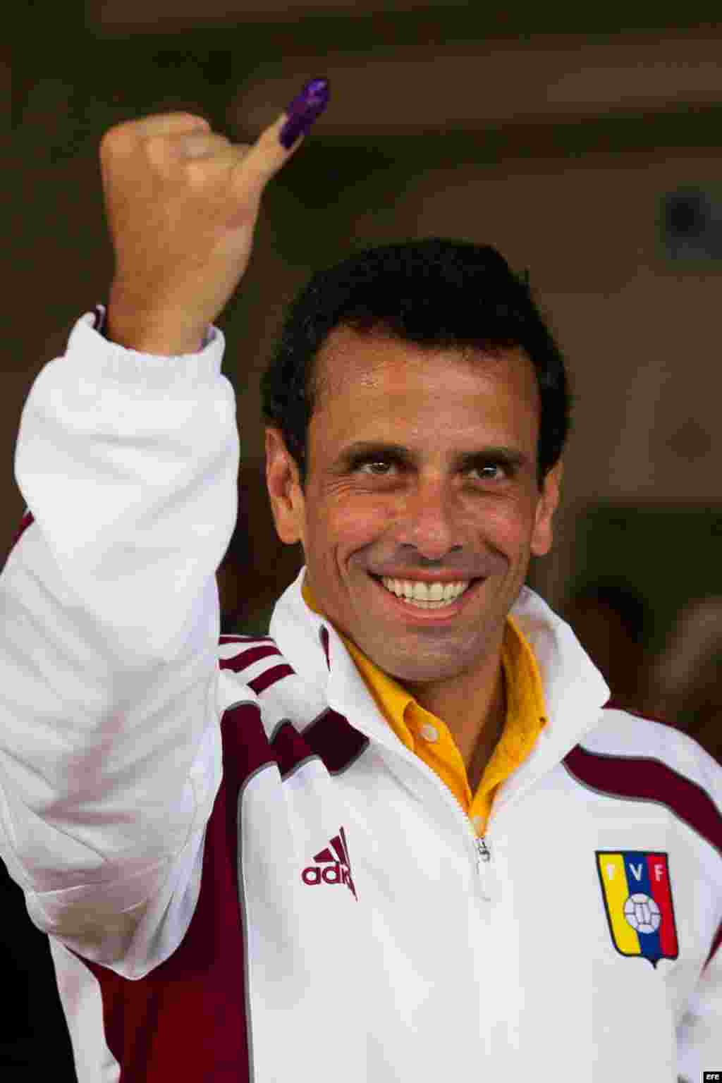El candidato presidencial venezolano de la oposición, Henrique Capriles, muestra su dedo tras votar hoy, domingo 14 de abril de 2013, en Caracas (Venezuela). 