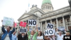 Familiares de las víctimas del atentado en 1994 contra la mutualista judía AMIA frente al Parlamento argentino, en Buenos Aires. 