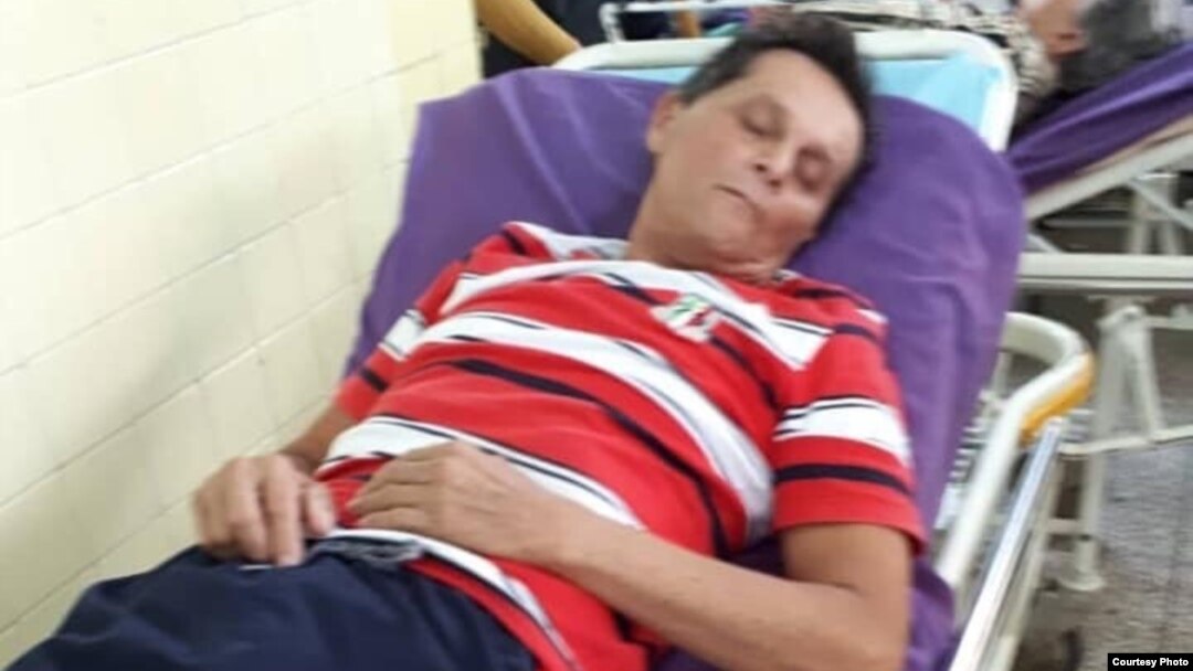 Guillermo del Sol al mediodía del viernes en el Cuerpo de Guardia del hospital Arnaldo Milián Castro, de Santa Clara. (Foto: Adrián del Sol).