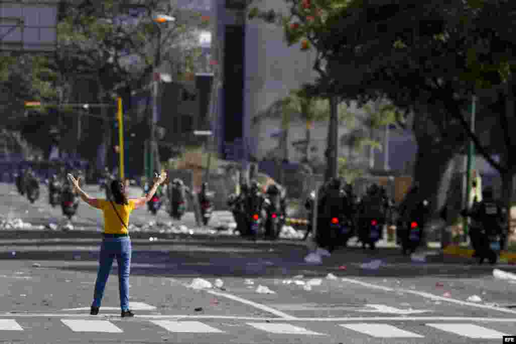 En el este de Caracas, en el opositor municipio de Chacao, unas 20.000 personas marcharon pacíficamente desde cinco puntos de la ciudad para culminar en una gran concentración, en la que abundaron banderas de Venezuela, de partidos políticos y pancartas de denuncia.