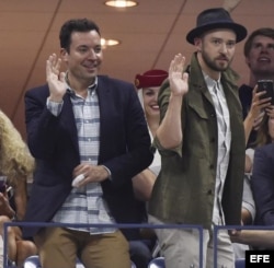 La personalidad de televisión estadounidense Jimmy Fallon (i) y el cantante de la misma nacionalidad Timberlake (d) disfrutaron el partido Federer- Gasquet.