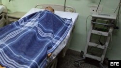 Foto archivo: paciente en la sala de observación de hospital en Cuba