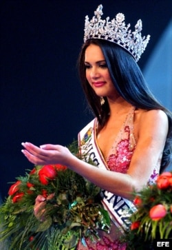 Monica Spear saluda después de ser coronada Miss Venezuela, en septiembre del 2014. EFE