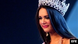 Monica Spear saluda después de ser coronada Miss Venezuela, en septiembre del 2014. EFE