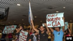 Manifestantes que rechazan la visita al país de la disidente cubana Yoani Sánchez
