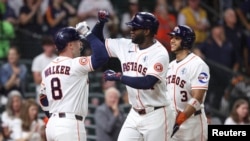 Yordán Alvarez es felicitado por sus compañeros, tras disparar el quinto grand slam de su carrera.