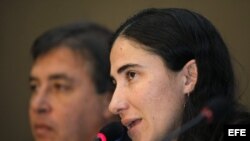 La disidente cubana Yoani Sánchez, durante una conferencia sobre la libertad de expresión en Cuba, que ofreció en la reunión semestral de la Sociedad Interamericana de Prensa. Foto de archivo