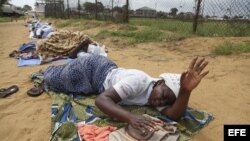 Miembros de la Red de Mujeres de Construcción de Paz completan dos semanas de ayuno y oración para pedir la intervención de Dios en la erradicación del virus Ébola, en Monrovia (Liberia).