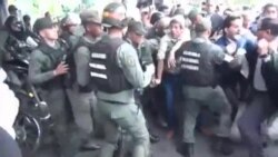 Militares venezolanos arremeten contra periodistas y diputados a días de las elecciones