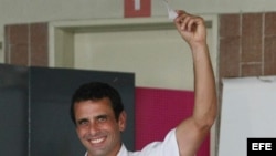 El candidato de unidad de la oposición venezolana a la Presidencia de Venezuela, Henrique Capriles Radonski, vota hoy, domingo 7 de octubre 2012. 