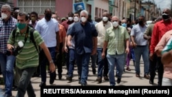 Díaz-Canel y sus acompañantes en San Antonio de los Baños, el pueblo que inició la chispa del estallido nacional contra el régimen comunista.