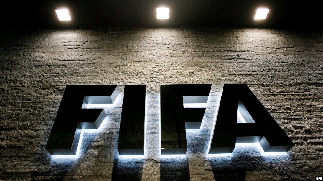 Vista del logo de la FIFA en la sede de la entidad en Zurich, Suiza. 