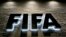 Vista del logo de la FIFA en la sede de la entidad en Zurich, Suiza. 