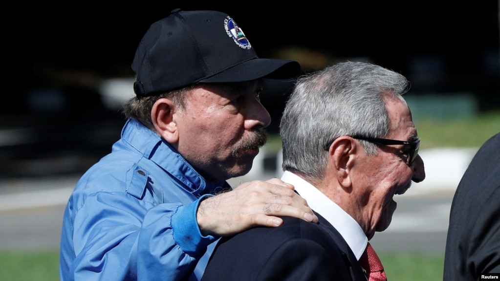 Daniel Ortega camina junto a Raúl Castro, en La Habana, Cuba, el 15 de septiembre de 2023. REUTERS/Alexandre Meneghini