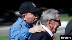 Daniel Ortega camina junto a Raúl Castro, en La Habana, Cuba, el 15 de septiembre de 2023. REUTERS/Alexandre Meneghini
