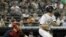 El jardinero de los Yankees de Nueva York Brett Gardner (d) conecta un imparable en la séptima entrada frente a los Medias Rojas de Boston. 