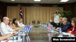 La jefa de la Agencia de Pequeñas Empresas de EEUU, María Contreras-Sweet, reunida con funcionarios cubanos.