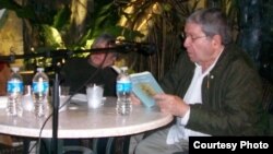 José "Pepe" Triana, dramaturgo cubano fallecido a los 81 años de edad en París, el domingo 4 de marzo de 2018, lee poesía en Miami.(Foto Archivo, Cortesía J. Gálvez)