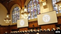 Miembros de la Corte Internacional de Justicia (CIJ), durante la emisión del fallo sobre el contencioso marítimo entre Perú y Chile, en la Haya, Holanda. 