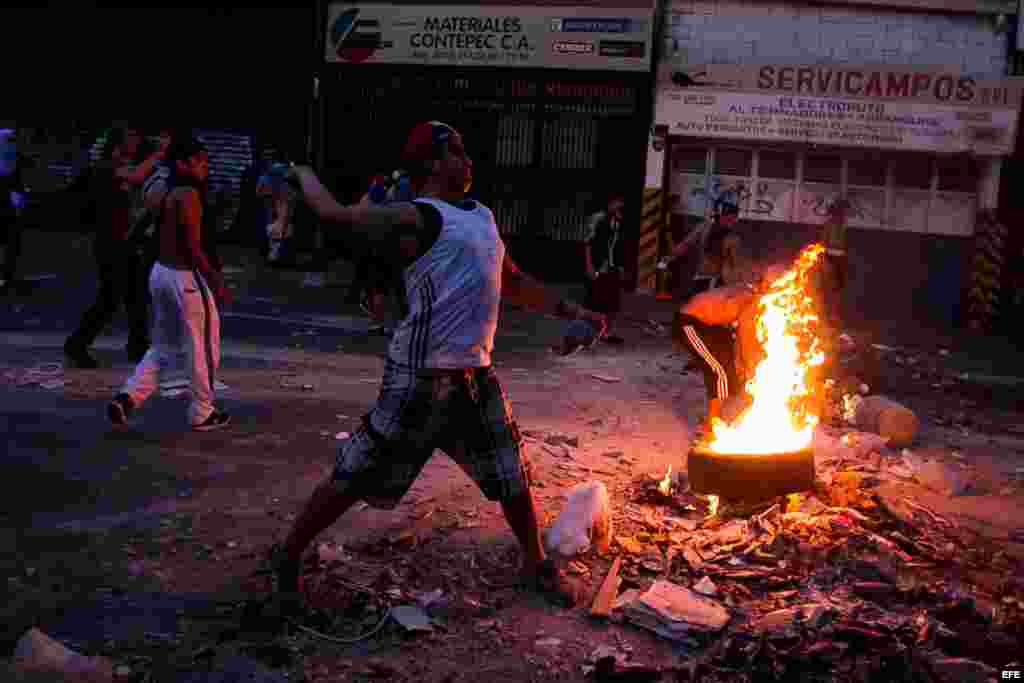 CAR409 CARACAS (VENEZUELA), 15/04/2013.- Opositores manifiestan hoy, lunes 15 de abril de 2013, su rechazo a la proclamación de Nicolás Maduro como ganador de las elecciones presidenciales del domingo y presidente electo con manifestaciones y un cacerolaz