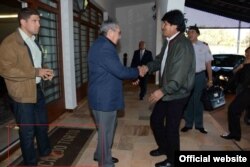 Castro recibe a Evo Morales en Granja do Torto, residencia oficial brasileña.