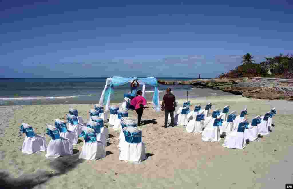 .- Fotografía del 11 de febrero de 2017, durante los preparativos para una boda en la playa de Tarará, organizada por la compañía privada "Miss Mónica", en La Habana (Cuba). Organizar un boda "vintage" en la exótica Habana Vieja o ajustar la complicada lo