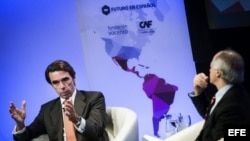 José María Aznar durante su participación en una charla coloquio con el periodista colombiano Juan Carlos Iragorri (i-d).