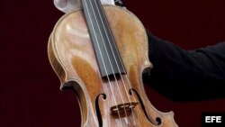 Un violín Stradivarius de 1707. Foto de archivo