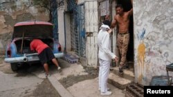 Una enfermera indaga sobre los pacientes que faltan por vacunarse contra el COVID-19, en un barrio de La Habana. (REUTERS/Alexandre Meneghini).