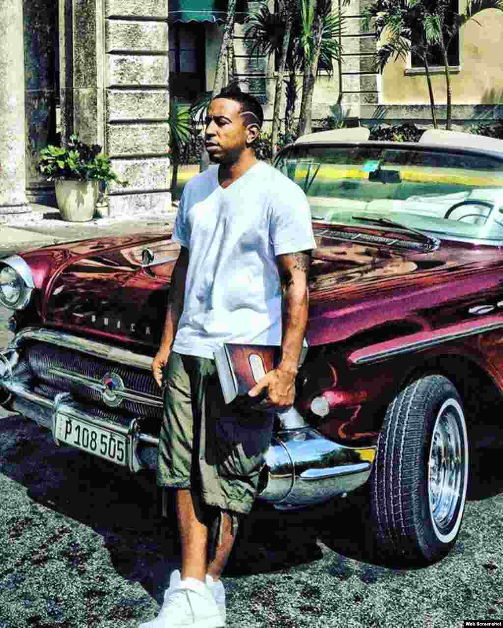 El actor y rapero Ludacris junto a un auto clásico en La Habana.
